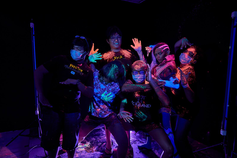Illustration for article titled Overwatch Cosplay Actually Glows In The Dark
